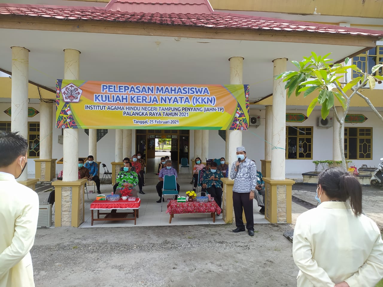 Wakil Rektor I memberikan pesan kepada mahasiswa saat Pelepasan KKN Mahasiswa tahun 2021