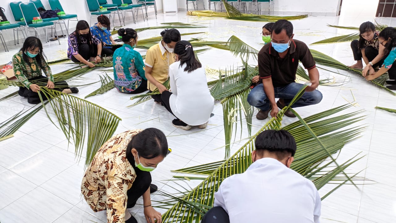 Proses pengerjaan Dekorasi Daun Janur Kelapa oleh peserta pelatihan UKM Kerajinan Tangan