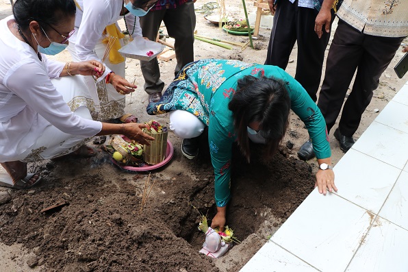 Peletakan Batu Pertama oleh Dekan Fakultas Dharma Duta dan Brahma Widya