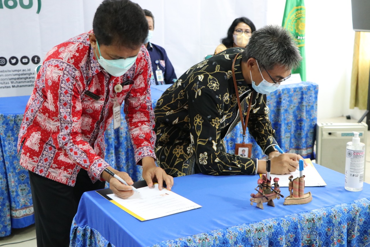 Prosesi penandatanganan MoU Kerjasama antara IAHN-TP Palangka Raya dengan UMPR