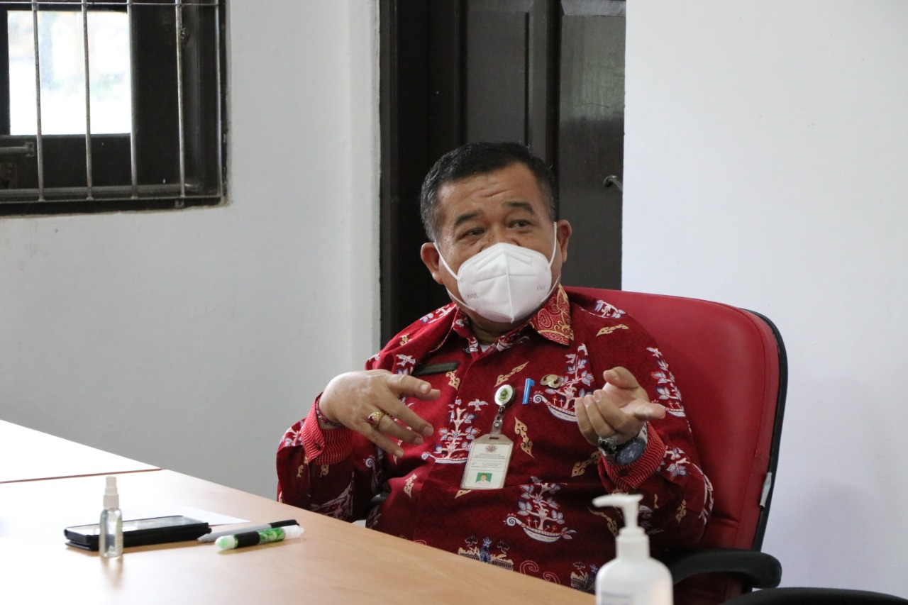 Dekan Fakultas Dharma Sastra memberikan pengarahan pada rapat persiapan webinar nasional