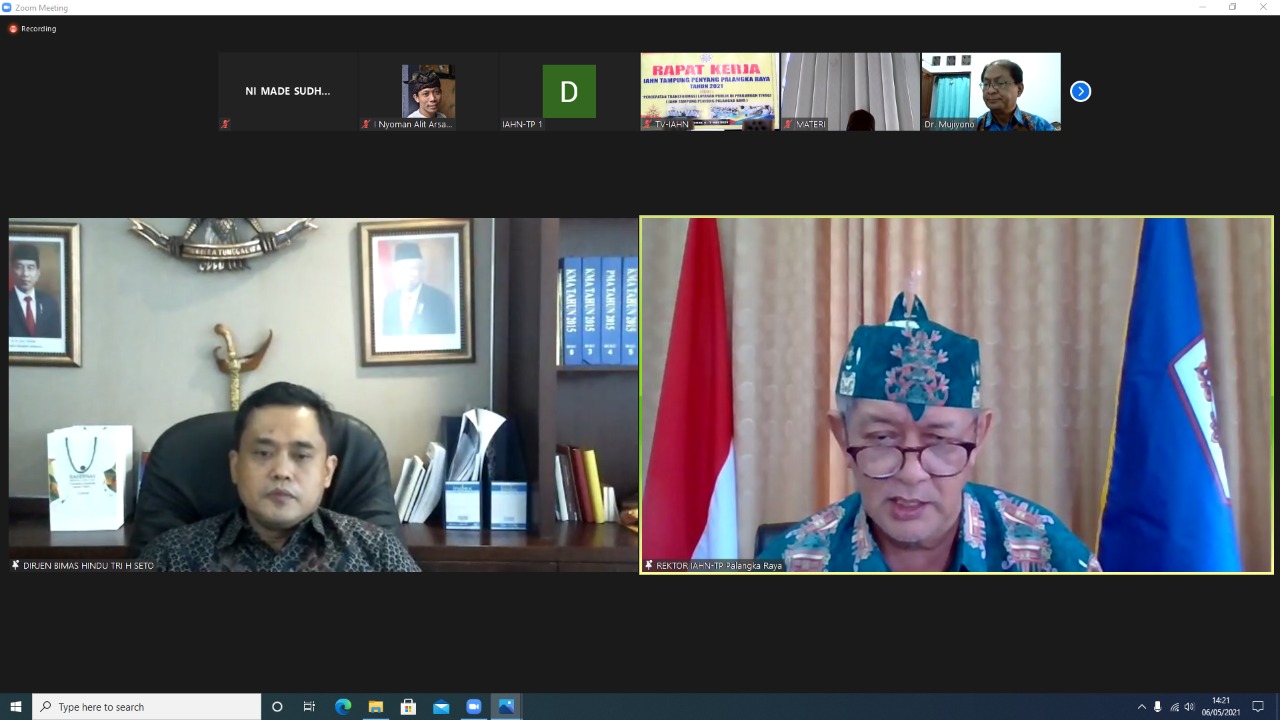 Dirjen Bimas Hindu (Kiri) bersama Rektor IAHN-TP Palangka Raya (Kanan) saat pemaparan materi