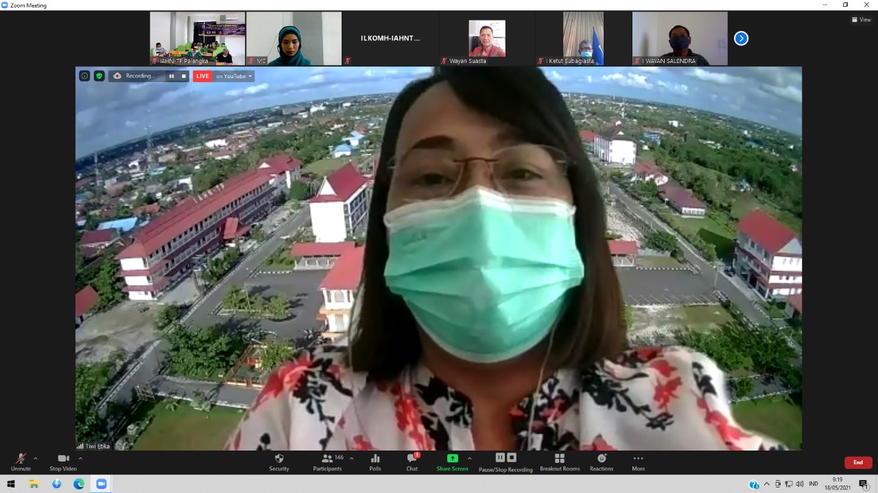 Dekan Fakultas Dharma Duta dan Brahma Widya saat membuka Webinar Nasional Prodi Ilmu Komunikasi Hindu