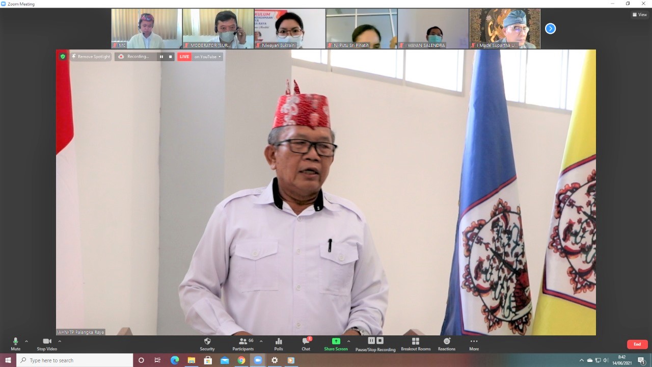 Dekan Fakultas Dharma Acarnya memberikan sambutan saat pelaksanaan Workshop