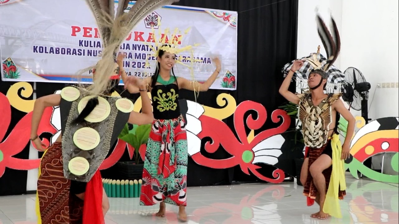 Pertunjukan Tari Kreasi Adat Dayak