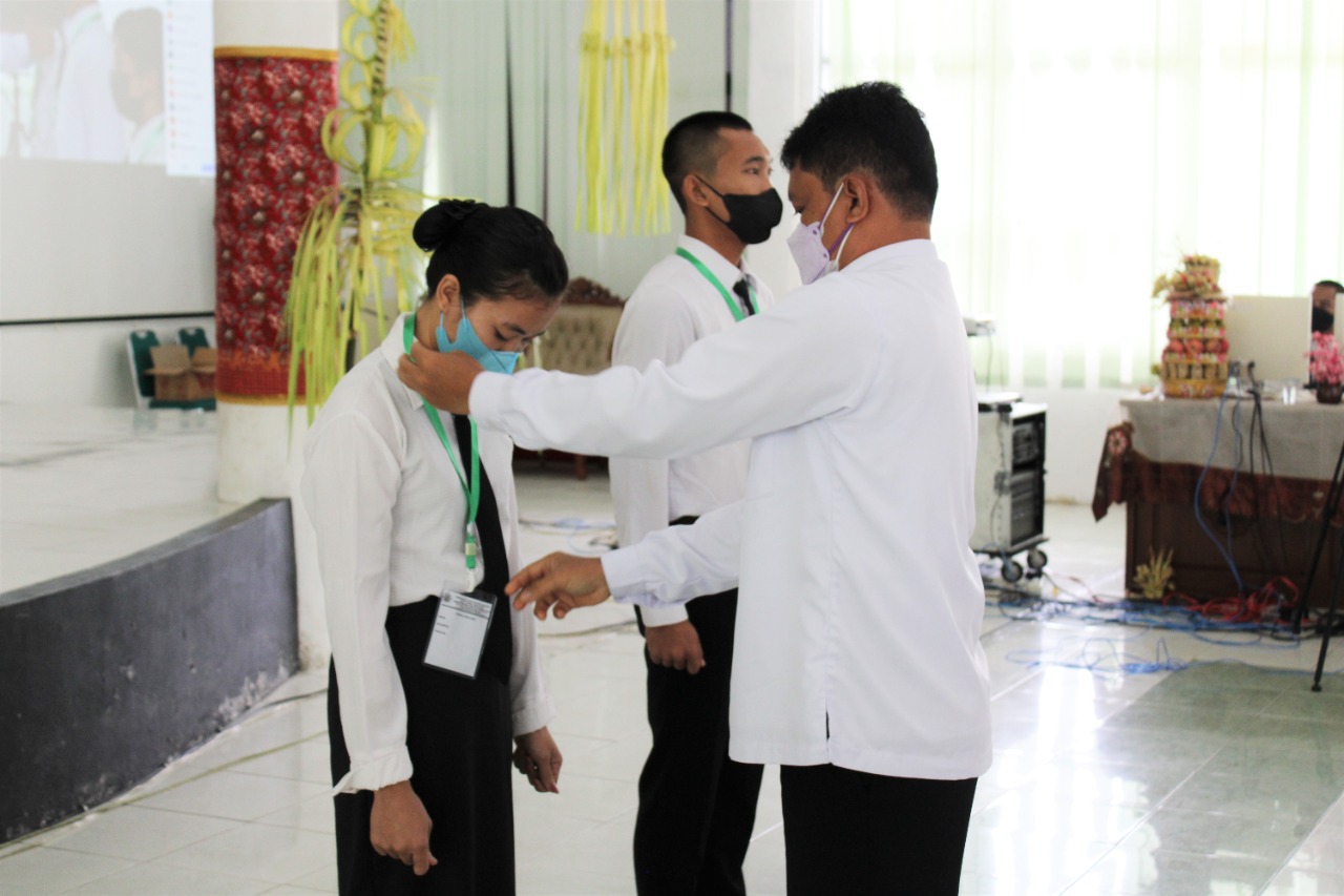 Penyematan Tanda Peserta OPAK 2021 oleh Wakil Rektor III