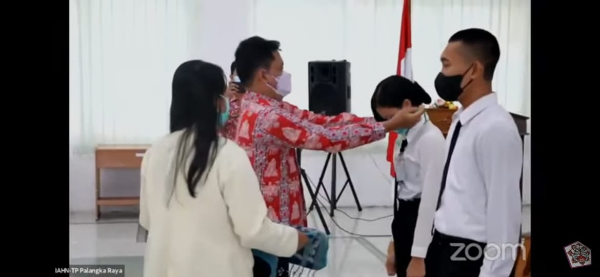 Pelepasan tanda peserta oleh Wakil Rektor III