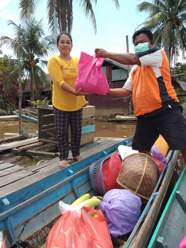 Penyerahan Bantuan kepada Korban Terdampak Banjir Katingan