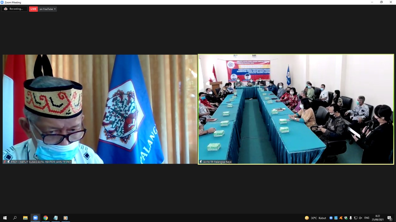 Sambutan oleh Rektor (kiri)