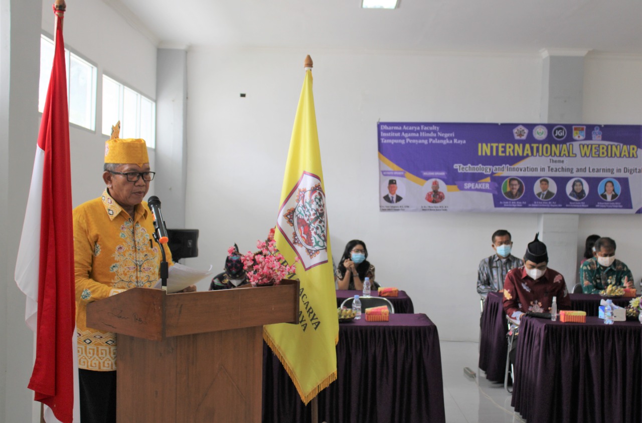 Sambutan oleh Dekan FDA (kiri)