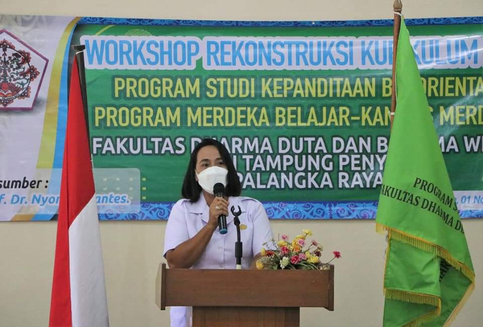 Sambutan oleh Dekan Fakultas Dharma Duta dan Brahma Widya