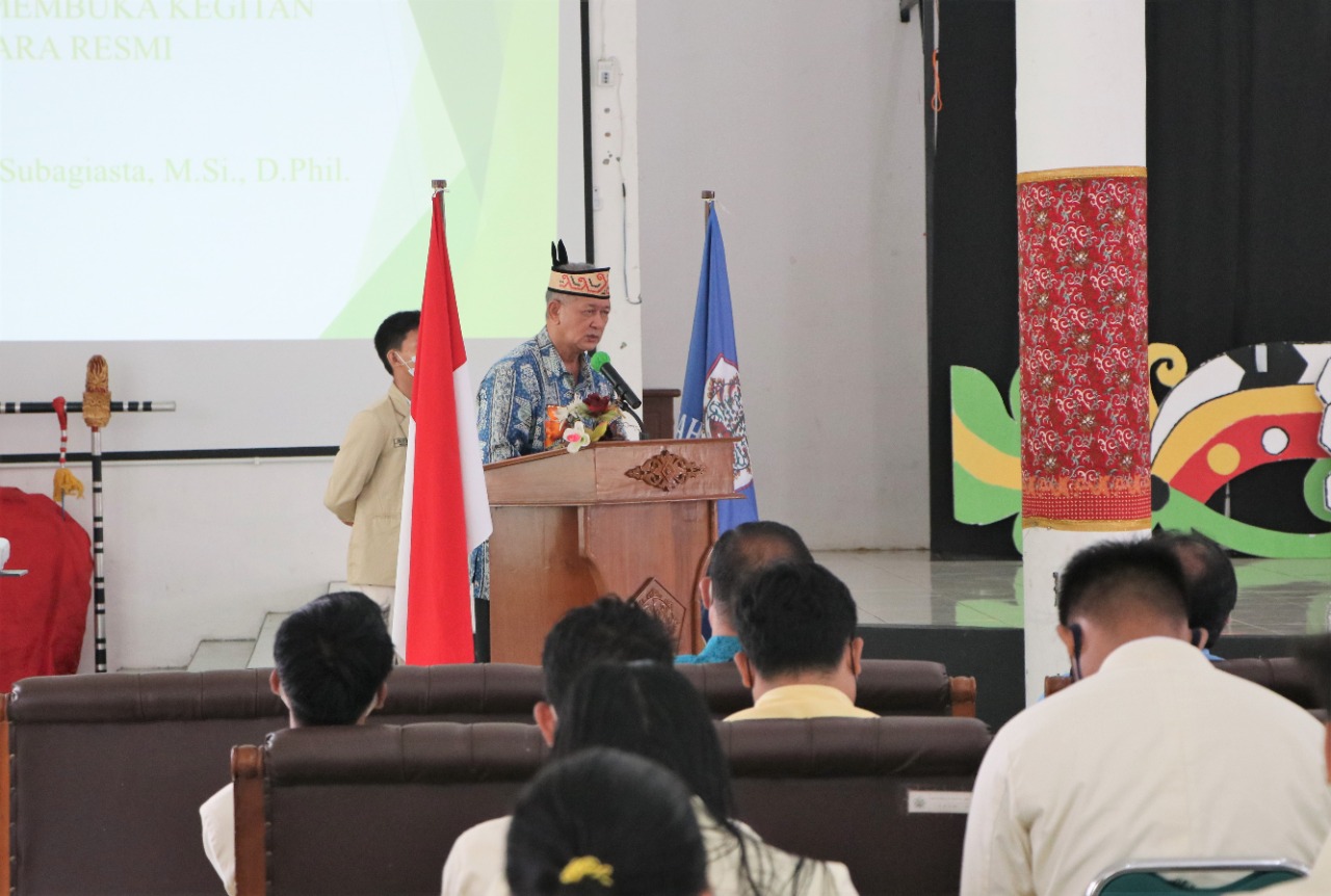 pelatihan dibuka secara resmi oleh Rektor