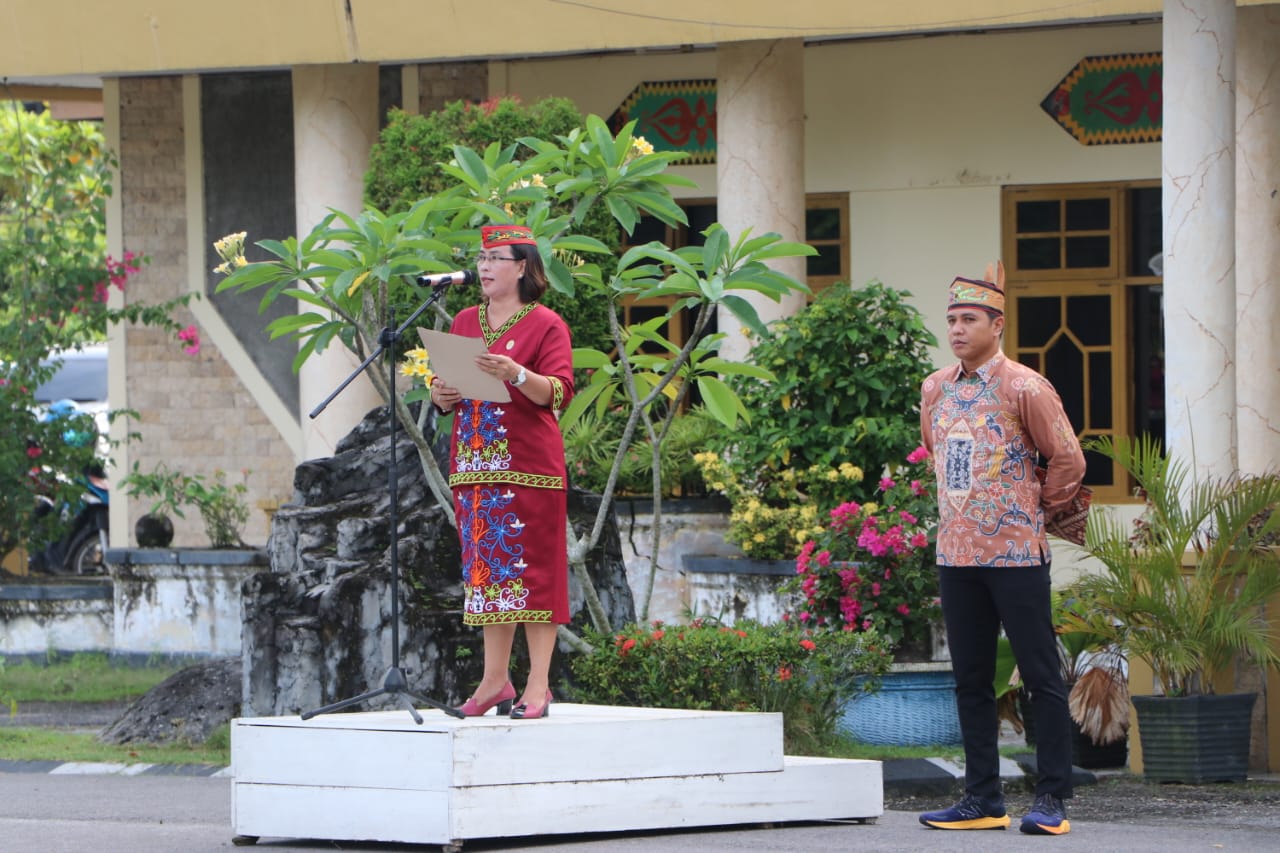 Pembacaan sambutan Menteri Pendidikan Kebudayaan, Riset dan Teknologi oleh Prof. Tiwi Etika, S.Ag., M.Ag., Ph.D.selaku Pembina Apel.