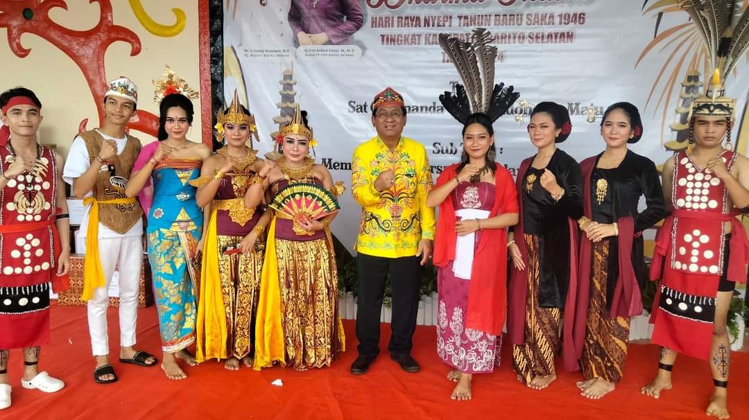 Rektor IAHN-TP Palangka Raya hadir bersama UKM Tari pada Perayaan Dharma Santi Nyepi Saka 1946 Kabupaten Barito Selatan
