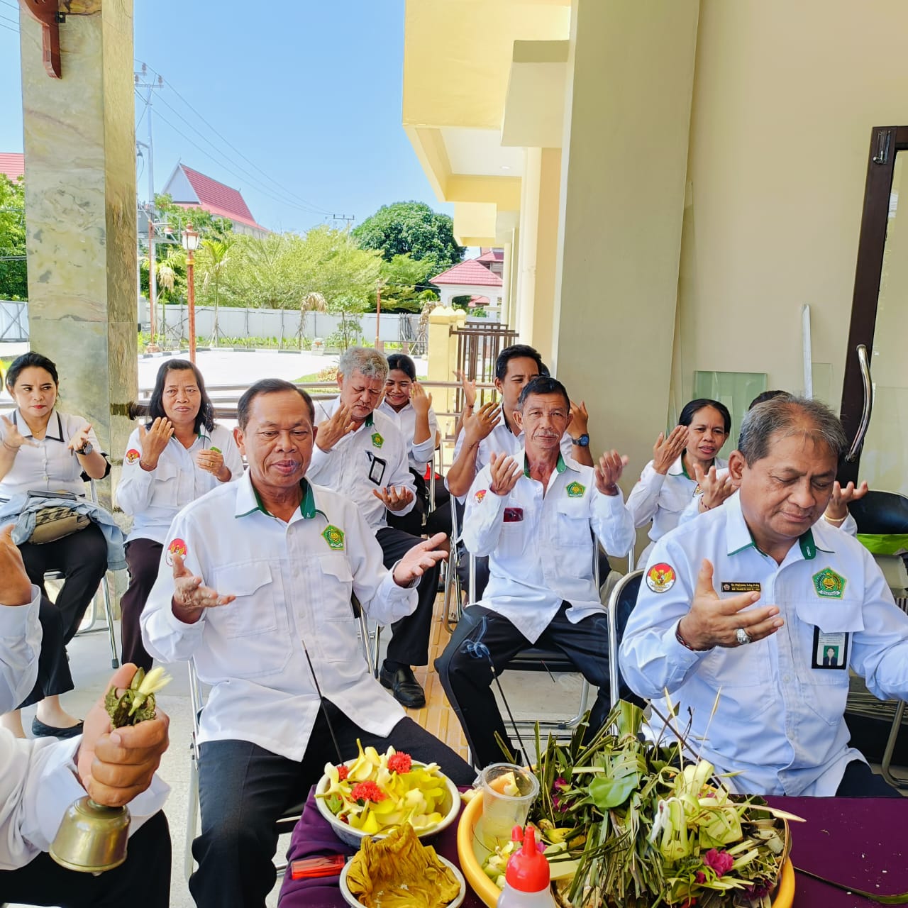 Rektor dan Unsur Pimpinan IAHN-TP Hadiri Ritual Melaspas/Mamapas Gedung Baru Rumah Susun Kampus IAHN-TP