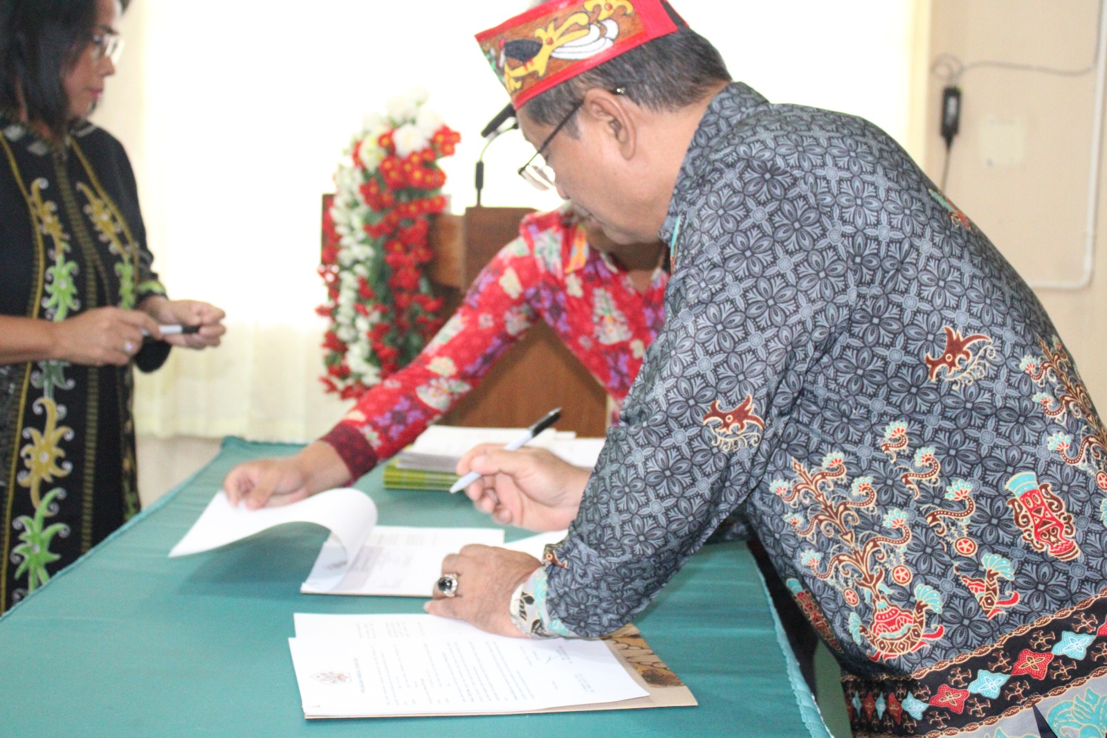 Penandatanganan Perjanjian Kinerja dan Fakta Integritas serta Penyerahan Rencana Kerja dan Anggaran di IAHN-TP, Rabu, 8 Januari 2025