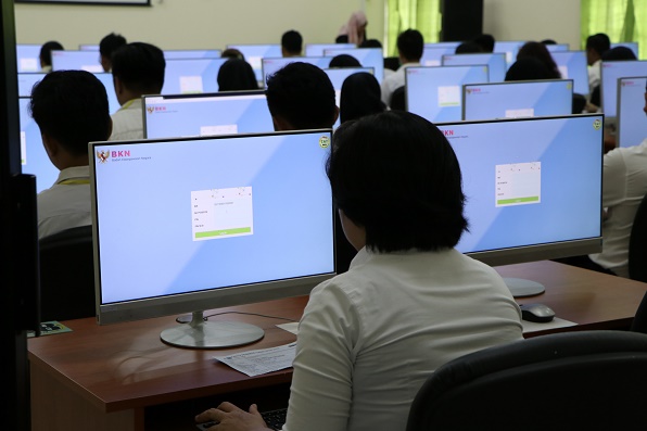 Peserta melakukan login sebelum ujian di komputer yang disediakan BKN